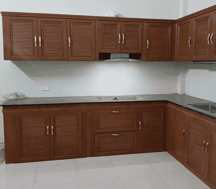 So sánh tủ bếp nhựa và nhôm